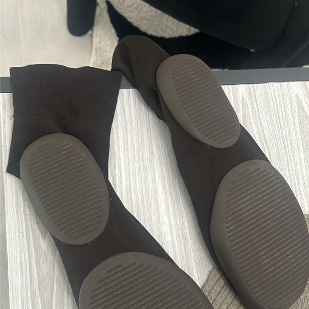 YEEZY PODS SIZE 3 - Picture 2 of 2
